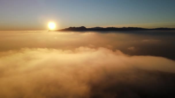 Cumbre Del Sol的薄雾落日 雾遮蔽了地平线和海岸线 西班牙阿利坎特的Benitachell Moraira Calpe和Javea的Drone视图 — 图库视频影像