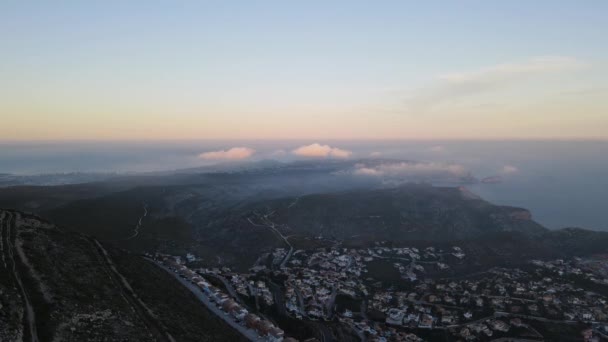 カンブル ソルの霧の夕日 霧は水平線と海岸線を隠す スペインのアリカンテにあるBenitachell Morira Calpe Javaからのドローンビュー — ストック動画