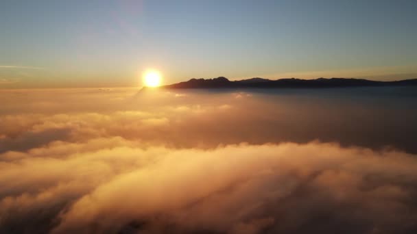 カンブル ソルの霧の夕日 霧は水平線と海岸線を隠す スペインのアリカンテにあるBenitachell Morira Calpe Javaからのドローンビュー — ストック動画