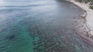 Cala Granadella 'dan hava görüntüleri. 2021 Aralık 'ında bulutlu bir gün.