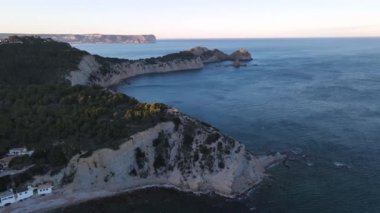 Cala Granadella 'dan hava görüntüleri. 2021 Aralık 'ında bulutlu bir gün.