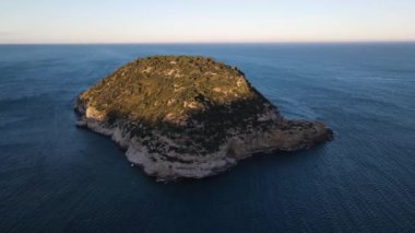 Cala Granadella 'dan hava görüntüleri. 2021 Aralık 'ında bulutlu bir gün.