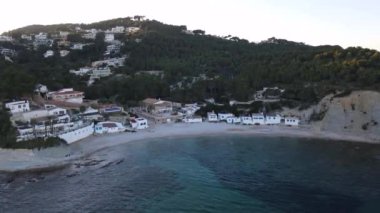 Cala Granadella 'dan hava görüntüleri. 2021 Aralık 'ında bulutlu bir gün.