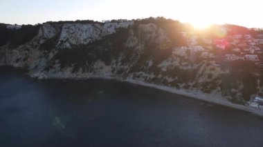Cala Granadella 'dan hava görüntüleri. 2021 Aralık 'ında bulutlu bir gün.