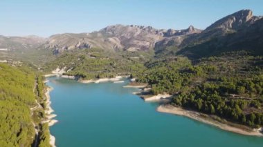 Guadalest 'in Marina Baixa, Alicante, İspanya' daki rezervuarından hava görüntüleri