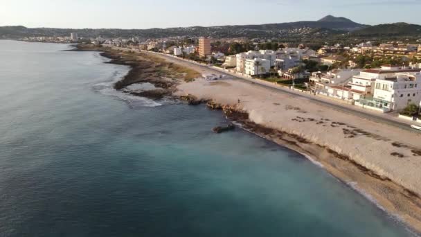 スペイン アリカンテ ジャワ島のMontar Beachからの空中写真 — ストック動画