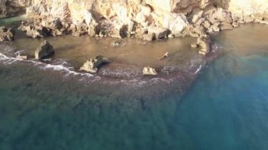 Les Rotes plajında güneşli bir gün, Denia, Alicante