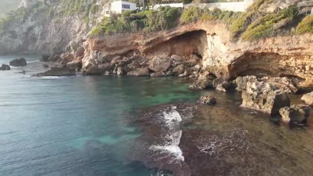 Μια Ηλιόλουστη Μέρα Στην Παραλία Les Rotes Denia Alicante — Αρχείο Βίντεο