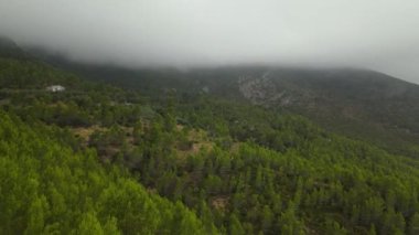 Coll de Rates 'te bulutlu bir gün.