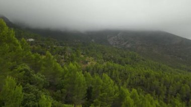 Coll de Rates 'te bulutlu bir gün.