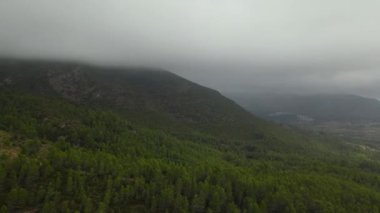 Coll de Rates 'te bulutlu bir gün.