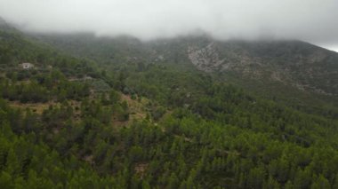 Coll de Rates 'te bulutlu bir gün.