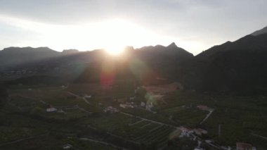 Gandia, Kominitat Valenciana 'daki Marxuquera' dan hava görüntüleri. Güneş dağların arkasında batıyor.
