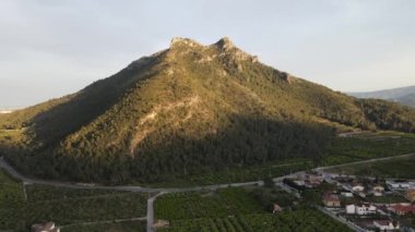 Gandia, Kominitat Valenciana 'daki Marxuquera' dan hava görüntüleri. Güneş dağların arkasında batıyor.