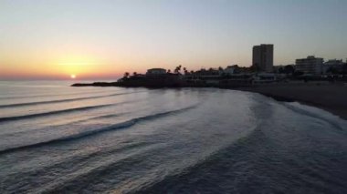 Gün plajda başlıyor. Playa del Arenal, Javea, Marina Alta 'nın Alicante, İspanya' dan Hava Görüntüleri