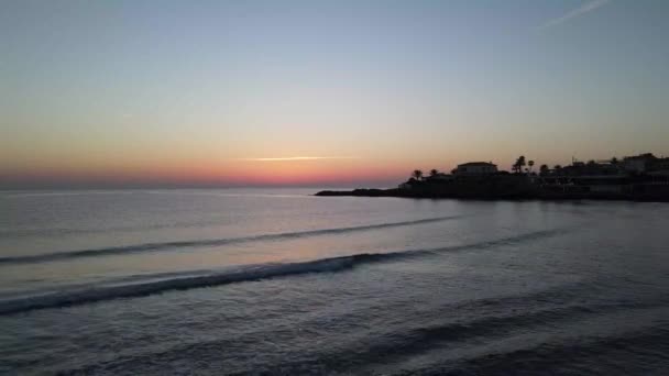 その日はビーチで始まります スペインのアリカンテにあるプレヤデルアレナル ジャワ マリーナ アルタからの空中ビュー — ストック動画