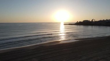 Gün plajda başlıyor. Playa del Arenal, Javea, Marina Alta 'nın Alicante, İspanya' dan Hava Görüntüleri