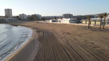 Gün plajda başlıyor. Playa del Arenal, Javea, Marina Alta 'nın Alicante, İspanya' dan Hava Görüntüleri