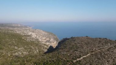 Cap de Sant Antoni, Xabia, Alicante, İspanya 'daki uçurumlardan insansız hava aracı görüntüsü