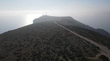 Javea Körfezi 'nde sisli bir gün. Beyaz Sahildeki Javea 'nın köstebekleri hakkındaki hava görüntüleri, Alicante, İspanya