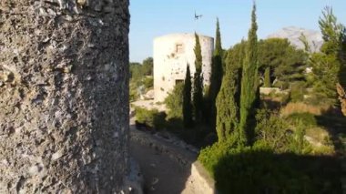 Javea Körfezi 'nde sisli bir gün. Beyaz Sahildeki Javea 'nın köstebekleri hakkındaki hava görüntüleri, Alicante, İspanya