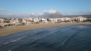 Arenal Sahili 'nde güneşli bir gün. Javea Körfezi 'nin havadan görünüşü