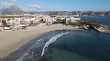 Arenal Sahili 'nde güneşli bir gün. Javea Körfezi 'nin havadan görünüşü