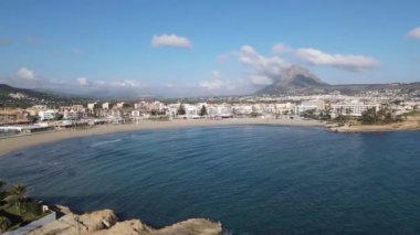 Arenal Sahili 'nde güneşli bir gün. Javea Körfezi 'nin havadan görünüşü