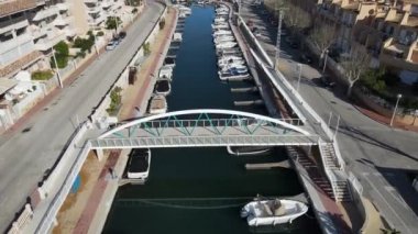 Arenal Sahili 'nde güneşli bir gün. Javea Körfezi 'nin havadan görünüşü