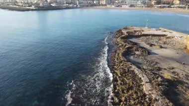 Arenal Sahili 'nde güneşli bir gün. Javea Körfezi 'nin havadan görünüşü