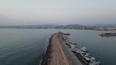 Bugün Javea Limanı 'nda berbat bir gün. Javea 'nın limanından, Marina Alta, Costa Blanca, İspanya