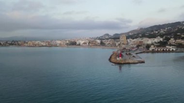 Bugün Javea Limanı 'nda berbat bir gün. Javea 'nın limanından, Marina Alta, Costa Blanca, İspanya