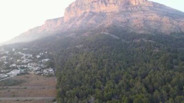 Güneş ufukta batıyor. Montgo, Javea, İspanya 'dan hava görüntüleri