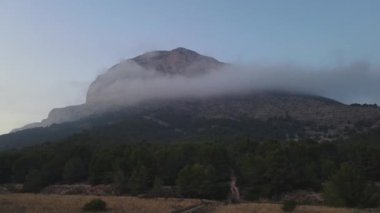 Güneş ufukta batıyor. Montgo, Javea, İspanya 'dan hava görüntüleri