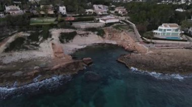 Cala Blanca, Jvea, Alicante 'nin insansız hava aracı görüntüsü.