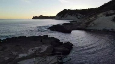 Cala Blanca, Jvea, Alicante 'nin insansız hava aracı görüntüsü.