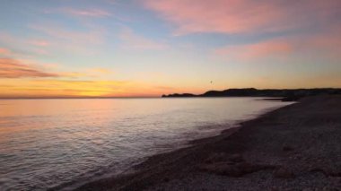 Playa del Montaar, Javea, Alicante, İspanya 'dan hava görüntüleri. Güneş ufukta beliriyor.