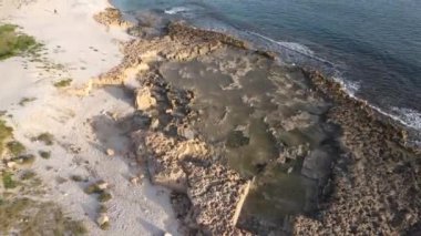 Playa del Montaar, Javea, Alicante, İspanya 'dan hava görüntüleri. Güneş ufukta beliriyor.