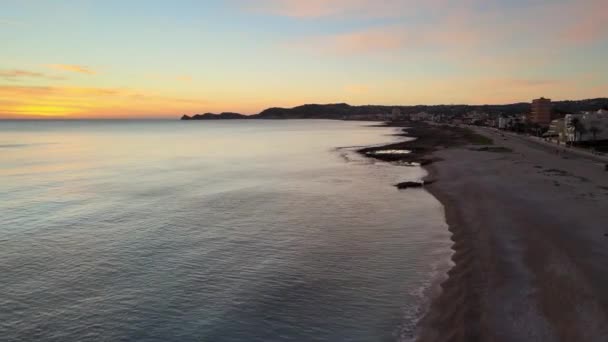 プラヤデルモンタルからの空中ビュー ジャワ アリカンテ スペイン 地平線に太陽が現れる — ストック動画