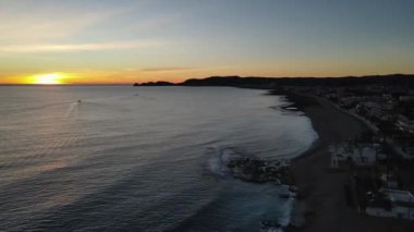 Playa del Montaar, Javea, Alicante, İspanya 'dan hava görüntüleri. Güneş ufukta beliriyor.