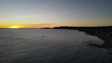 Playa del Montaar, Javea, Alicante, İspanya 'dan hava görüntüleri. Güneş ufukta beliriyor.