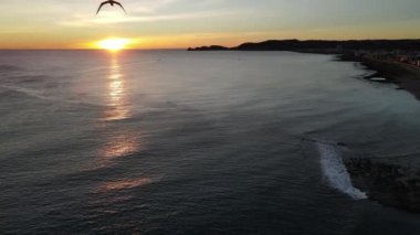 Playa del Montaar, Javea, Alicante, İspanya 'dan hava görüntüleri. Güneş ufukta beliriyor.