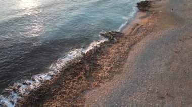 Playa del Montaar, Javea, Alicante, İspanya 'dan hava görüntüleri. Güneş ufukta beliriyor.
