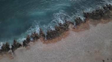 Playa del Montaar, Javea, Alicante, İspanya 'dan hava görüntüleri. Güneş ufukta beliriyor.