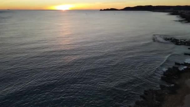プラヤデルモンタルの空中ビュー ジャワ アリカンテ スペイン 地平線に太陽が現れる — ストック動画