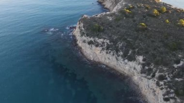 Şafak vakti Kaptan Prim 'den hava görüntüsü. Güneş ufukta belirdi Javea Körfezi, Alicante, Beyaz Sahil, İspanya