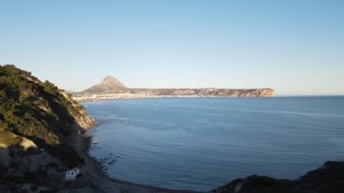 Şafak vakti Kaptan Prim 'den hava görüntüsü. Güneş ufukta belirdi Javea Körfezi, Alicante, Beyaz Sahil, İspanya