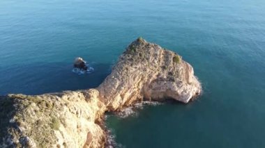 Şafak vakti Kaptan Prim 'den hava görüntüsü. Güneş ufukta belirdi Javea Körfezi, Alicante, Beyaz Sahil, İspanya