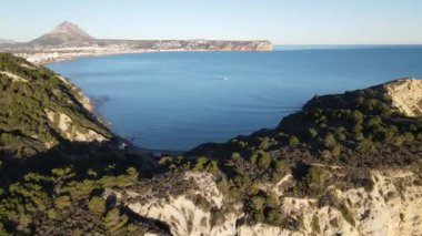 Şafak vakti Kaptan Prim 'den hava görüntüsü. Güneş ufukta belirdi Javea Körfezi, Alicante, Beyaz Sahil, İspanya