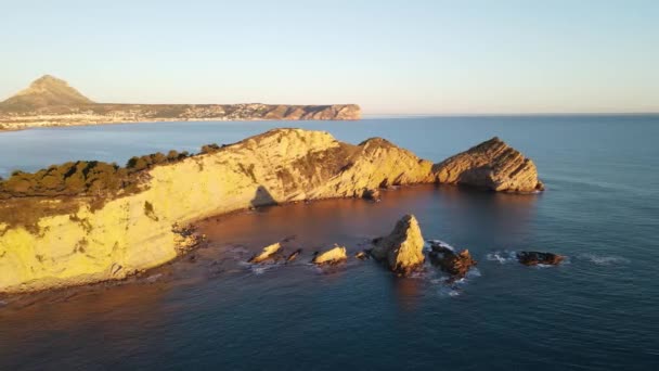 夜明けの間にキャッププリムからの空中の景色 太陽はジャワの湾 アリカンテ 白海岸 スペインの地平線に現れます — ストック動画